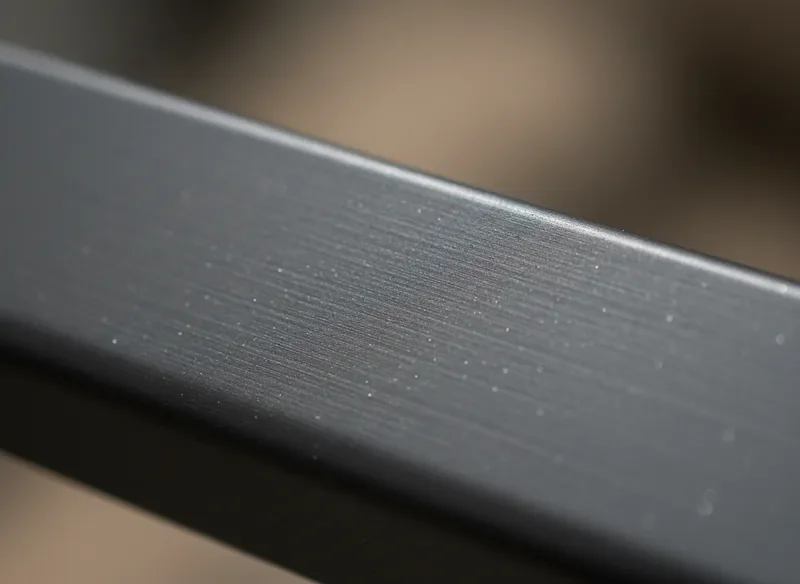 טקסטורת אלומיניום מוברש בגימור איכותי